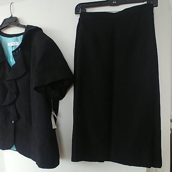 2 Piece Jet Black Suit - Picture 2 of 8